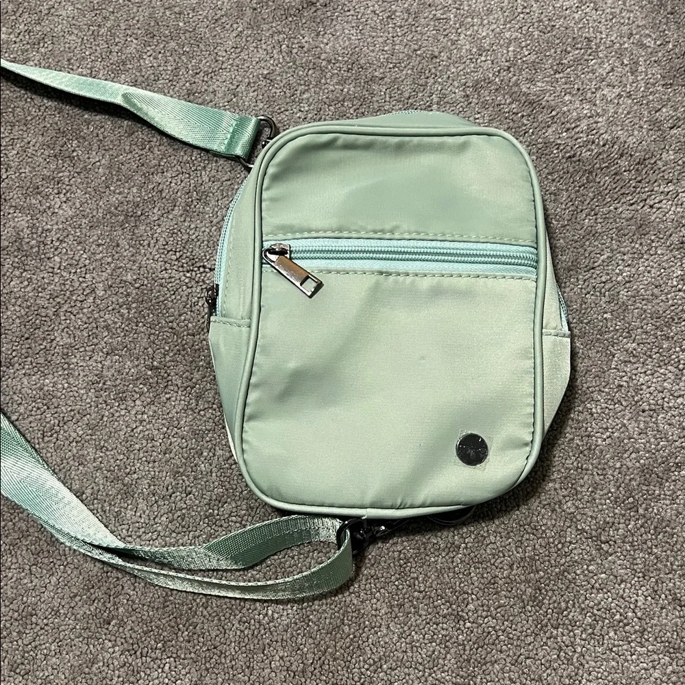 NWOT Modern+Chic Lainey Convertible Crossbody Bag With Adjustable Strap